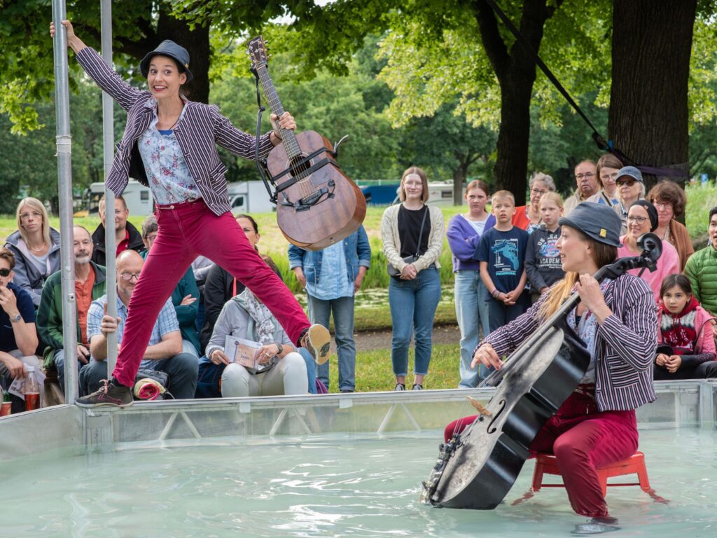 Hannover Living: Small party in a large garden Artists with cello and guitar