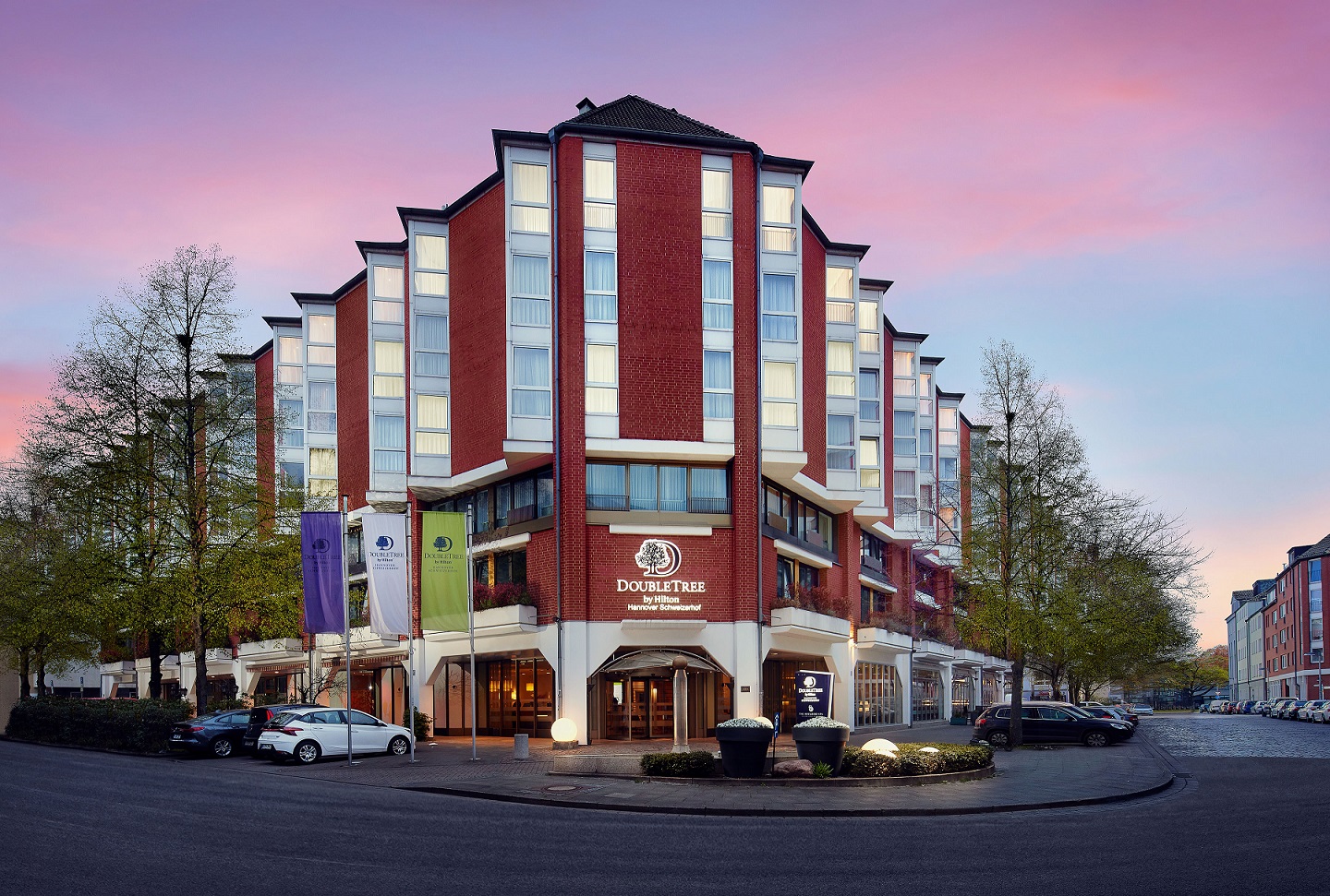 Hilton-DoubleTree-OutsideNight