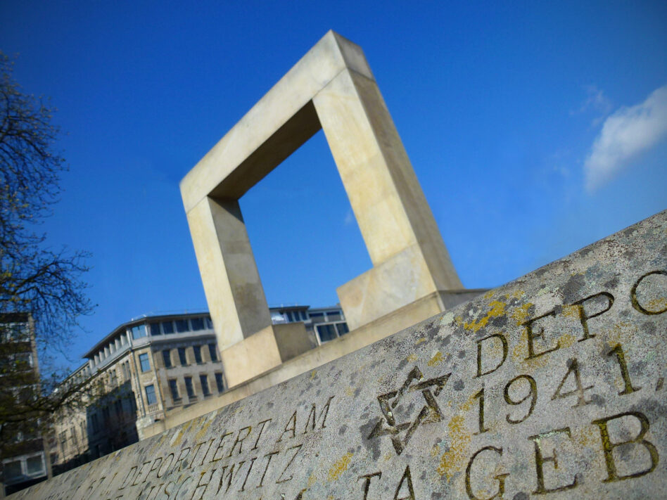 Holocaust-Mahnmal-am-Opernplatz-e1640208410107