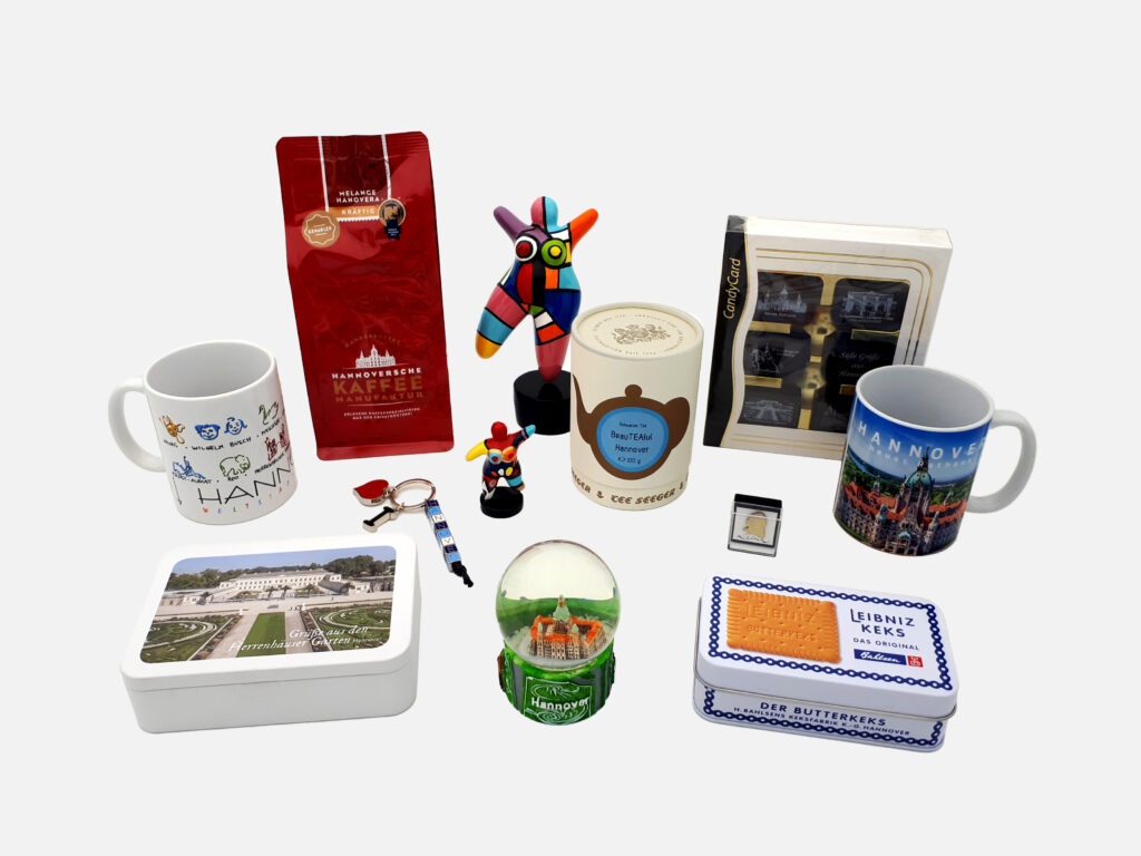 Sélection de souvenirs de Hanovre avec tasses, café, confiseries, figurines, boule à neige et porte-clés