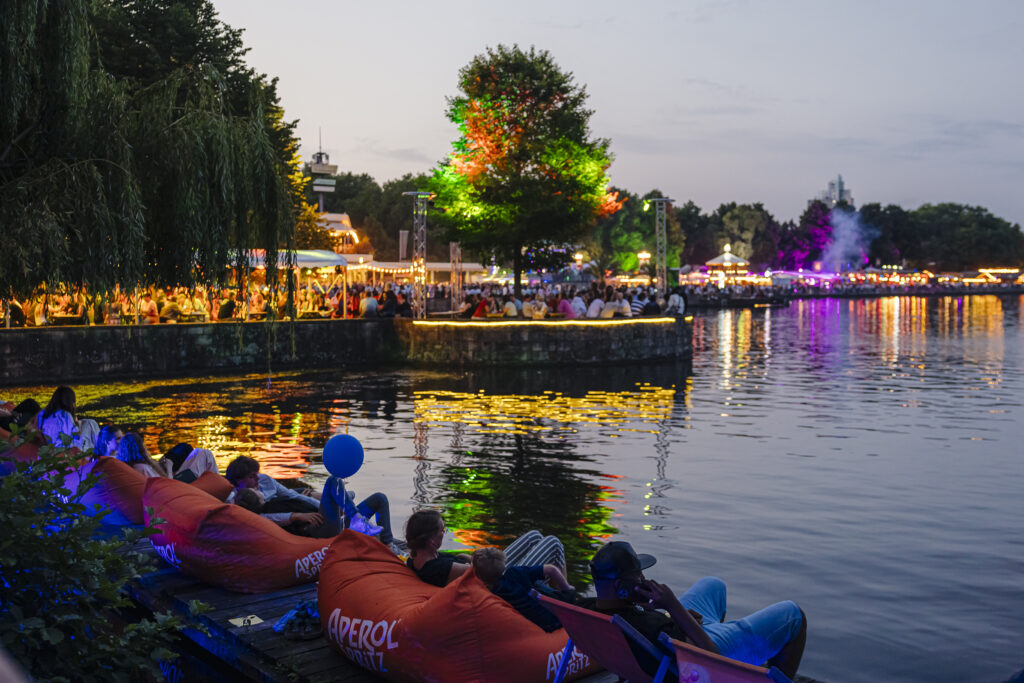 Maschseefest Hannover mit Menschen an Ufern