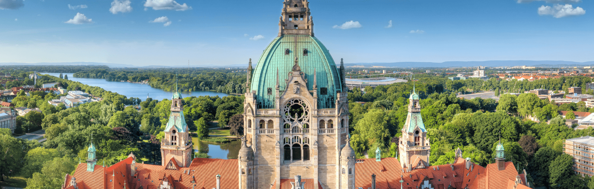 Luftaufnahme des Neuen Rathauses Hannover als Teil der Stadtführungen & Stadtspaziergänge.