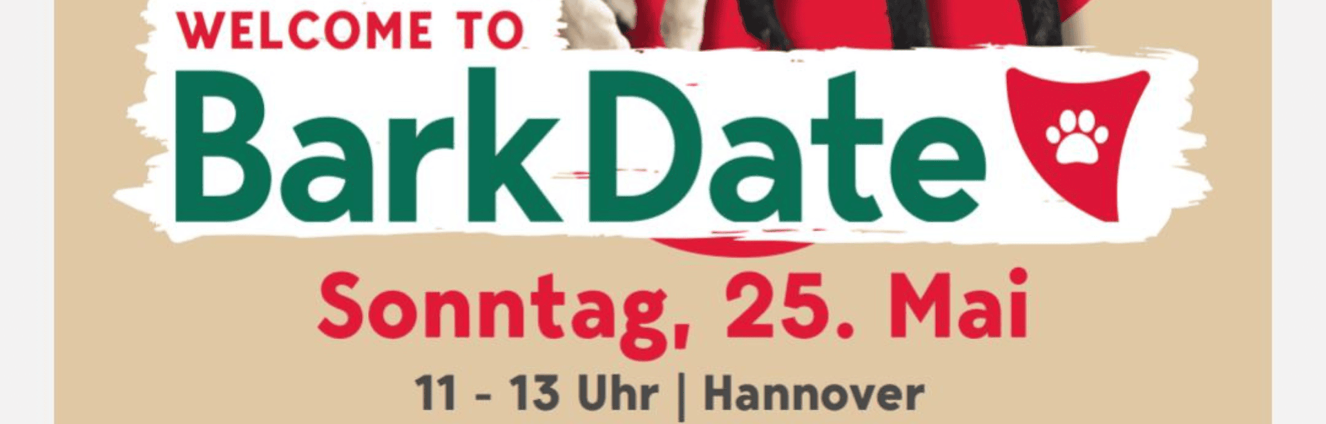 Drei Hunde mit „Adopt Me“-Halstüchern bewerben ein Vermittlungsevent am 25. Mai in Hannover.