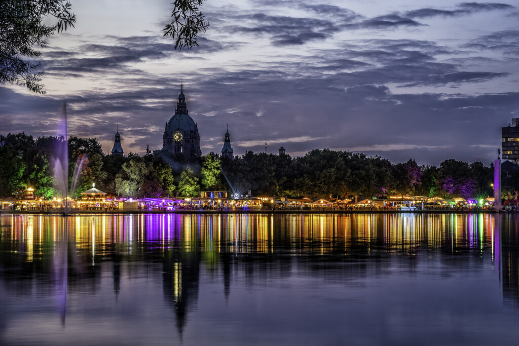 Maschseefest Hannover mit Blick auf das Rathaus
