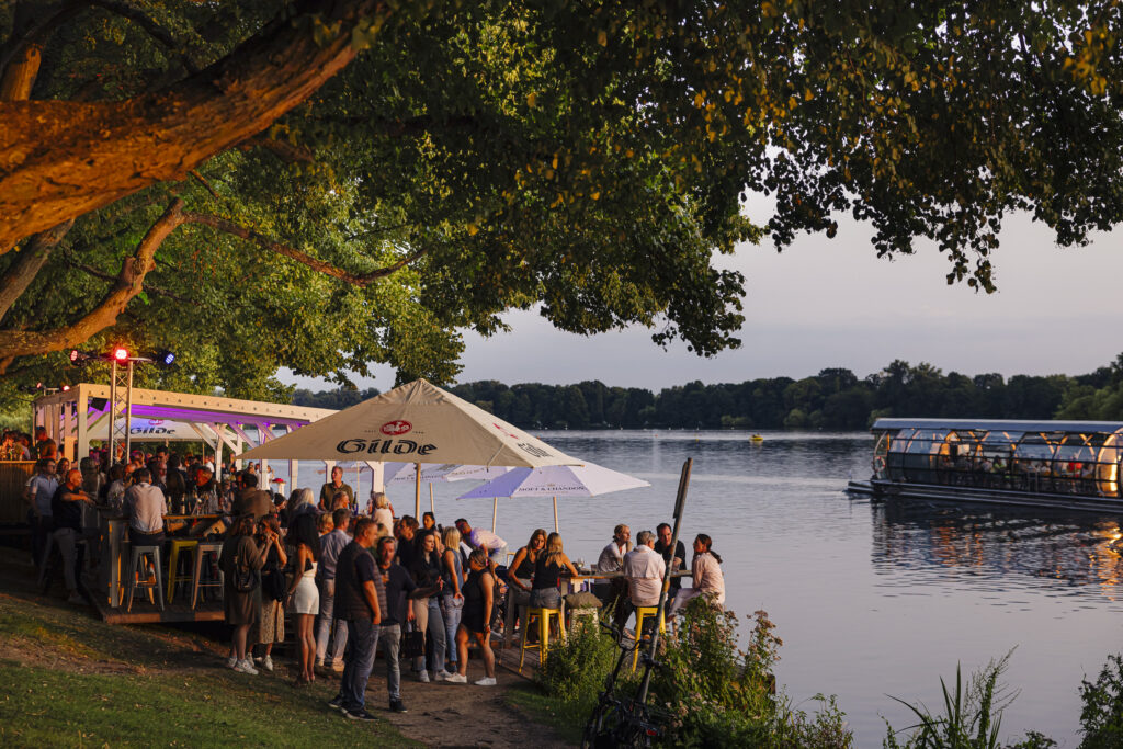 Maschseefest Hannover mit Solarboot im Hintergrund
