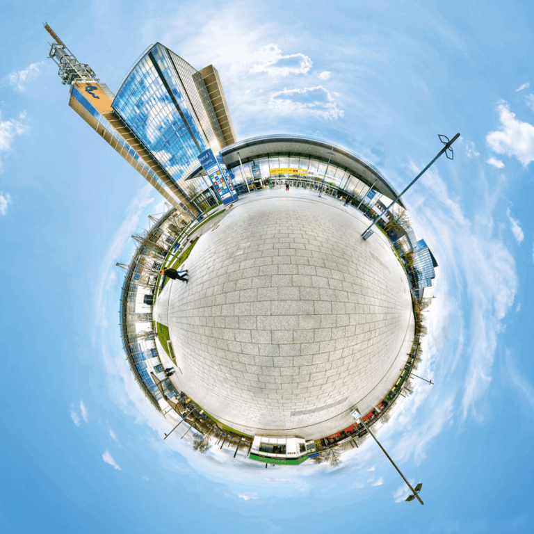 Panoramaaufnahme des Messegeländes Hannover in Weltkugeloptik mit Expo-Dach und Skywalk.