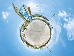 Panoramaaufnahme des Messegeländes Hannover in Weltkugeloptik mit Expo-Dach und Skywalk.