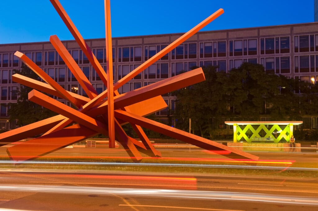 Koenigsworther Platz, Symphony in Red v. John Henry , Bushaltestelle con Ettore Sottsass