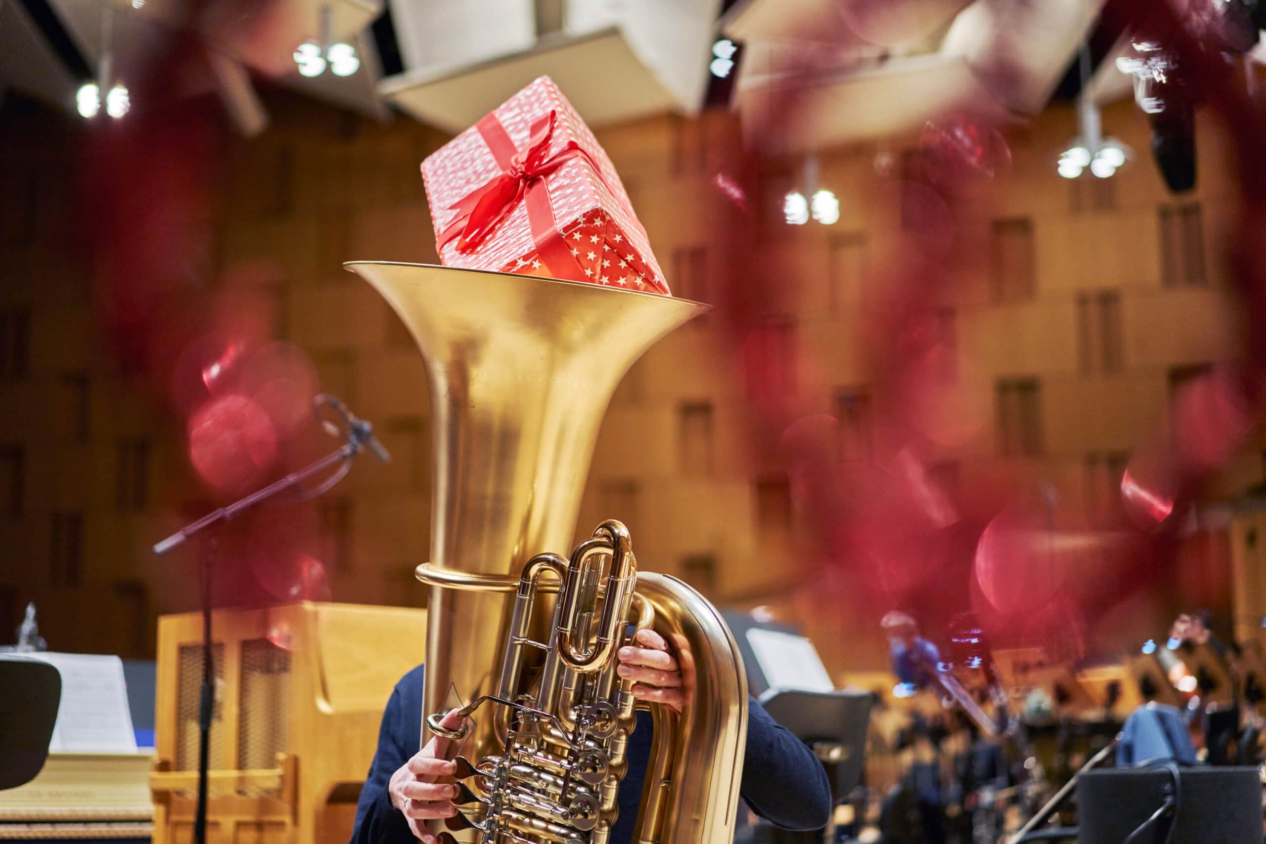 weihnachtliche-Tuba-©-NDR-Micha-Neugebauer-5-1-scaled-1