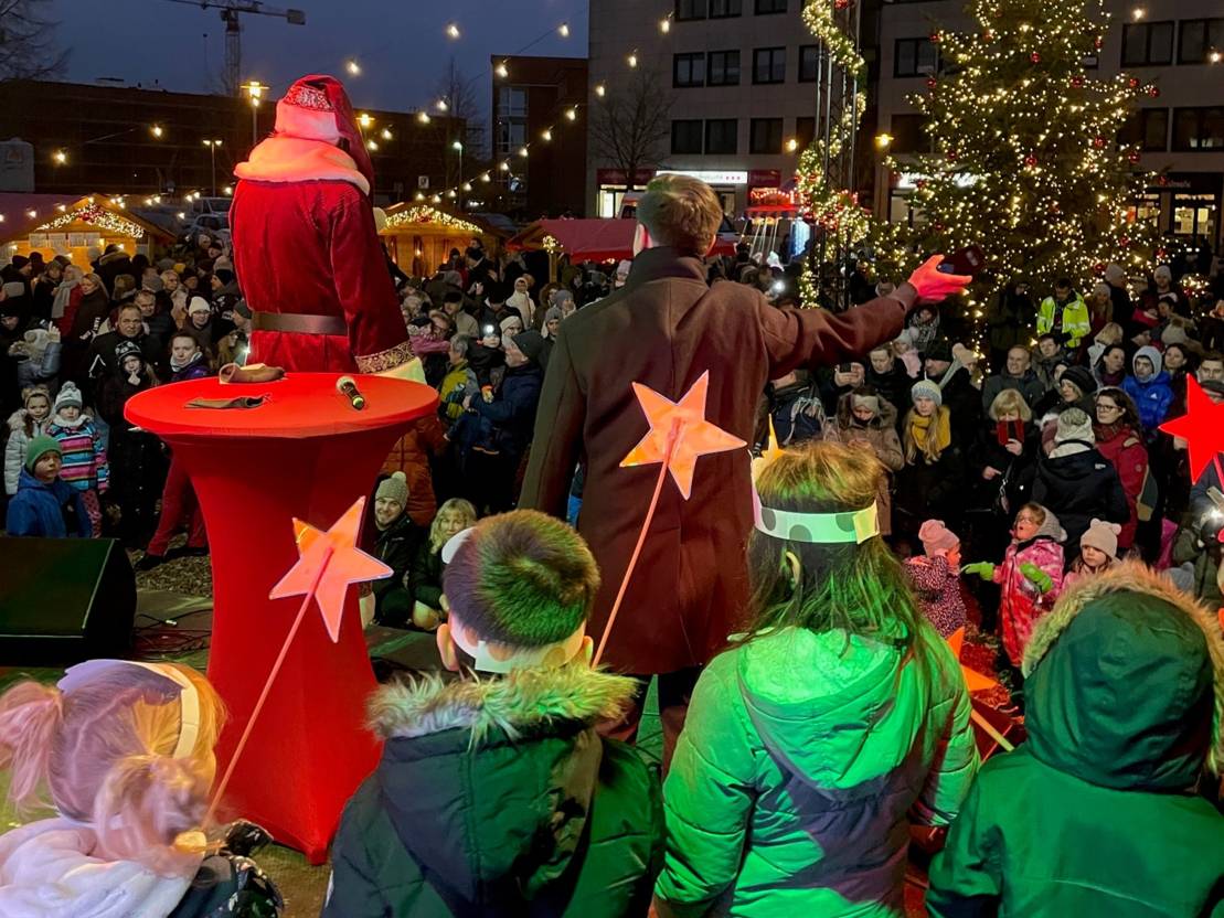 6565805cff63-Weihnachtsmann-on-stage2