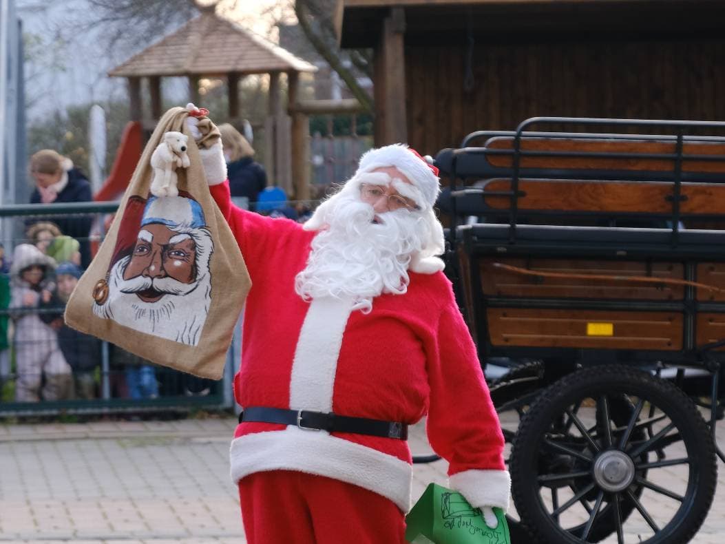 bfc8e5b3c93c-Weihnachtsmann-in-Wennigsen
