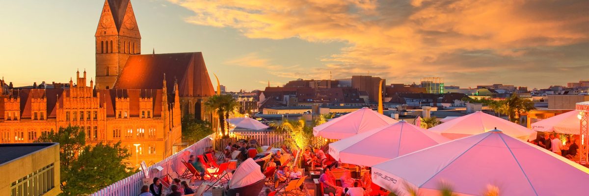 Beachclub Hannover Beach-Bar, Strand-Biergarten auf dem Dach Parkhaus Roeselerstr., Marktkirche, altes Rathaus
