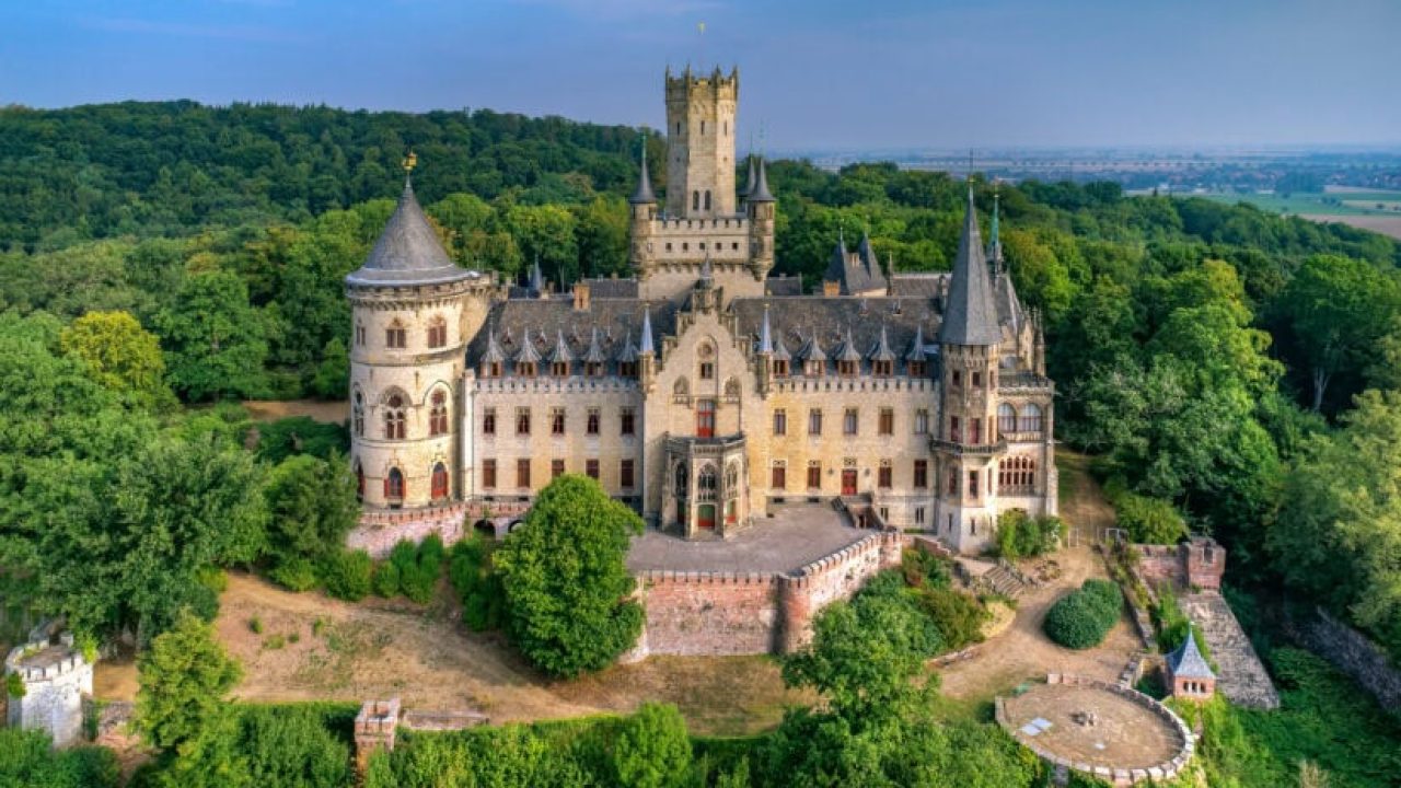 Luftaufnahme Schloss Marienburg, Schloss von vorne, Wald im Hintergrund