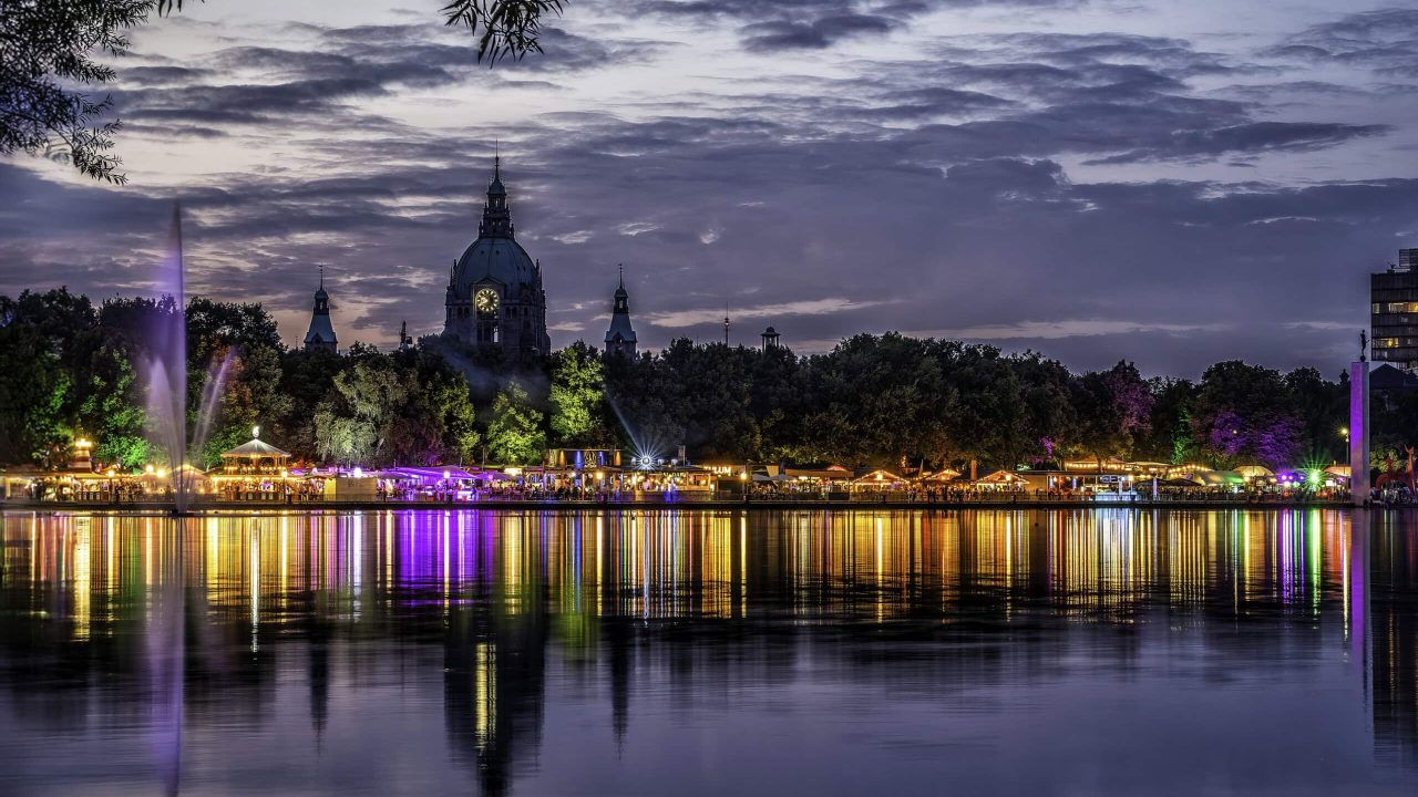 Maschseefest Hannover mit Blick auf das Rathaus
