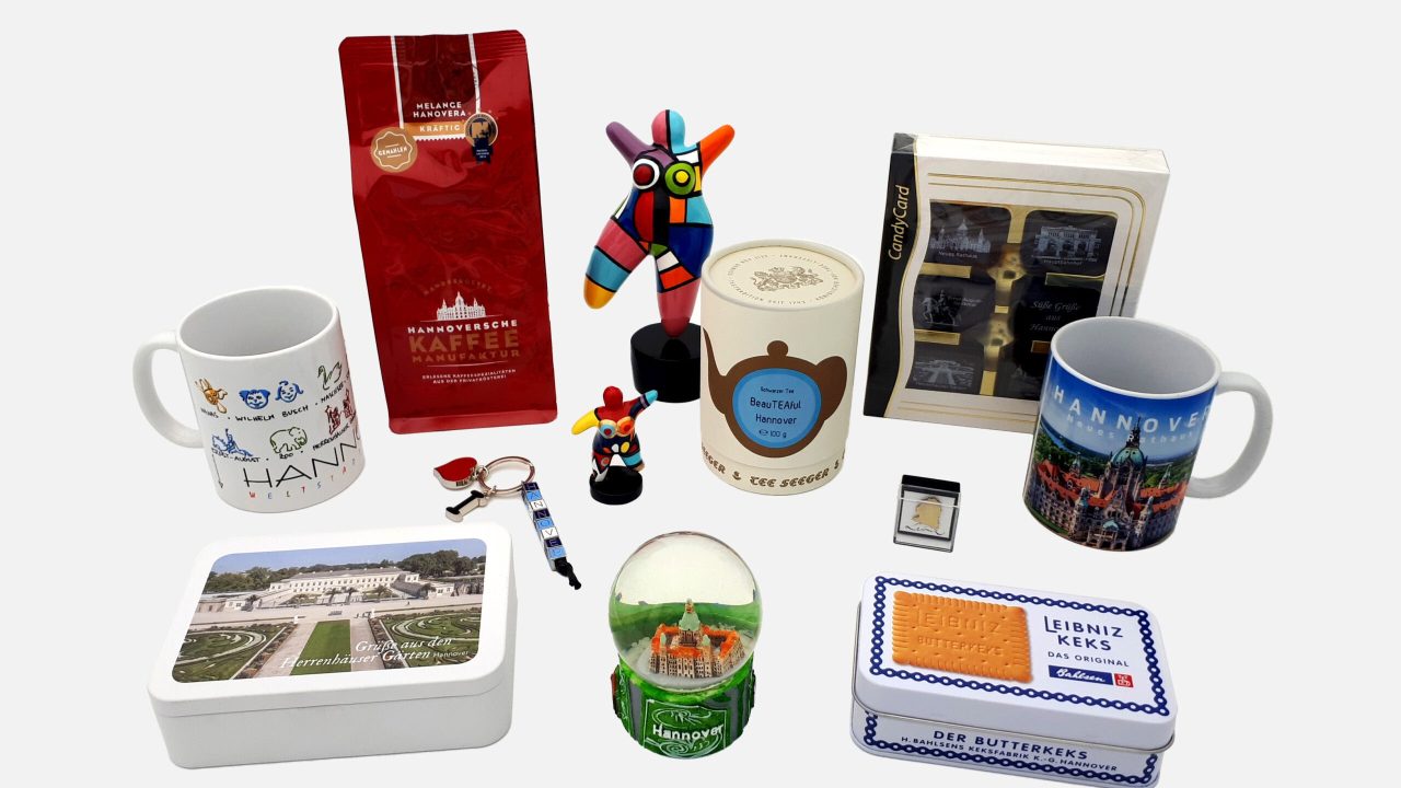 Souvenirs aus Hannover mit Tassen, Kaffee, Süßwaren, Figuren, Schneekugel und Schlüsselanhänger